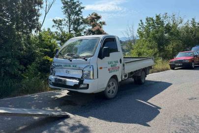 Freni boşalan kamyonet tarım aracına çarptı: 1 yaralı