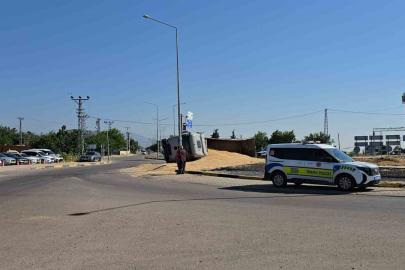 Gaziantep’te arpa yüklü tır kavşakta yan yattı: 1 yaralı