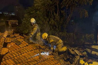 Gaziosmanpaşa’da 3 gecekondu alevlere teslim oldu
