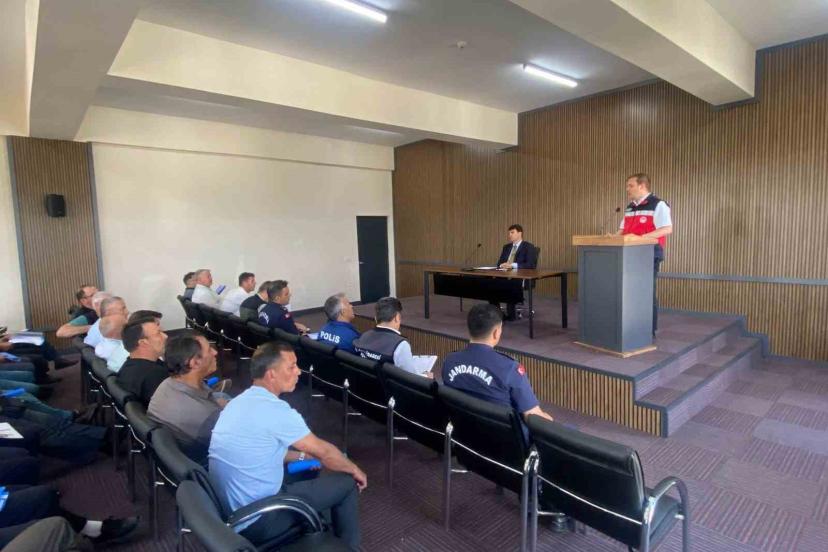 Gediz’de biçerdöver hizmetleri ve anız yangınlarına karşı bilgilendirme toplantısı