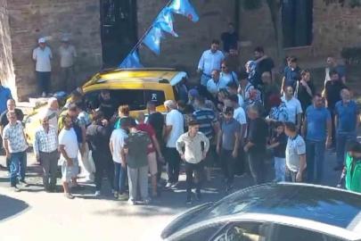 Genç avukat taksinin altında kaldı, çok sayıda kişi çıkarmak için seferber oldu
