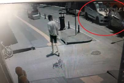 Hafif ticari araçlar çarpıştı, kaza anı kameraya yansıdı