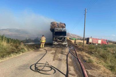 Hatay’da saman balyası yüklü tır alevlere teslim oldu