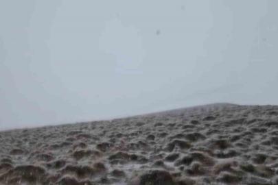 Haziranda yağan kar Süphan Dağı’nı beyaza bürüdü