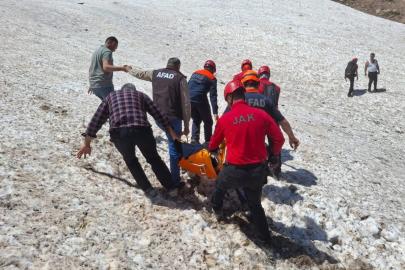 Helil Vadisi’nde ayağı kırılan vatandaş askeri helikopterle kurtarıldı