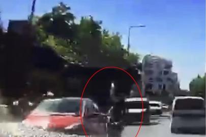 İki şeridin arasına daldı, iki araca çarptı: Feci kaza kamerada