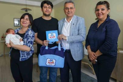 İlkadım’da doğan 555’inci bebeğin ilk hediyesi Başkan Kurnaz’dan