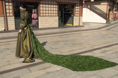 İranlı öğrenci 5 bin çay yaprağı kullanarak elbise tasarladı