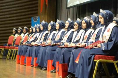Isparta’da hafızlık eğitimini tamamlayan 66 kız öğrenci icazet aldı
