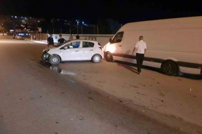 Isparta’da kontrolden çıkan otomobil park halindeki araca çarptı: 1 yaralı