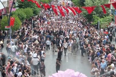 Isparta’da Uluslararası Gül Festivali coşkusu: Binlerce kişi kortejde buluştu