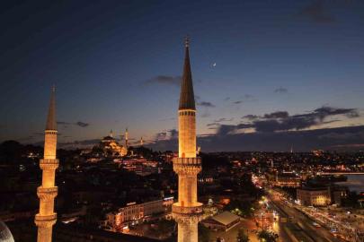 İstanbul semalarında ay yıldız göz kamaştırdı