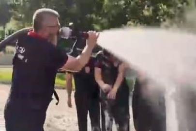 İtfaiyecilik bölümünde mezun olan öğrencilere tazyikli suyla veda