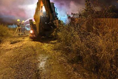 İvrindi’de samanlık yangını: 200 balya küle döndü 1 düve telef oldu