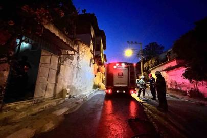 İzmir’de korkutan yangın: Odun ateşinden sıçrayan kıvılcımlar evi yakıyordu
