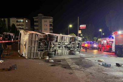 İzmir’de servis otobüsü ile otomobil çarpıştı: 4 yaralı