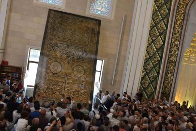 Kabe’nin kapı örtüsü Millet Cami ve Külliyesi’nde sergileniyor