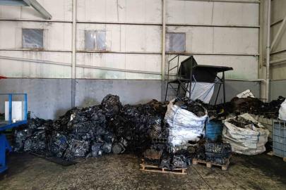 Kaçak araba parçaları gizlenen depoya operasyon: 100 milyon lira değerinde parça ele geçirildi