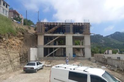 Kahramanmaraş’ta inşaattan düşen işçi ağır yaralandı