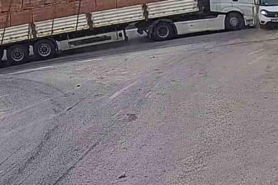 Kameralara yansıyan kaza ucuz atlatıldı: Tır, yola kayan kamyonete çarptı