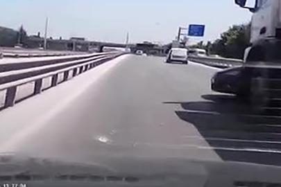 Kamyon otomobili önüne alıp metrelerce sürükledi: O anlar araç kamerasına yansıdı