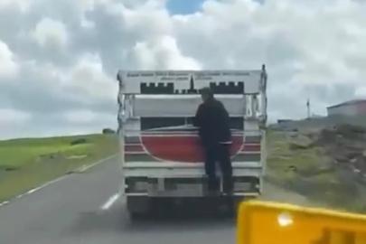 Kamyonete tutunarak kilometrelerce yol aldı