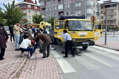 Kamyonetin altında kalan elektrikli bisiklette can pazarı: 3’ü çocuk 4 yaralı
