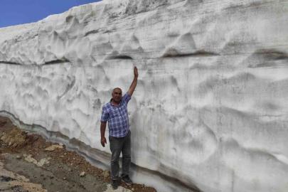 Kar kalınlığının 5 metreyi bulduğu Mereto Dağı’na bahar yeni geldi