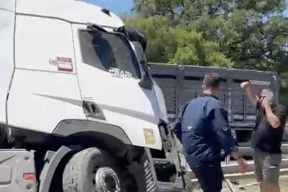 Karacabey’de ön lastiği patlayan tır refüje girdi