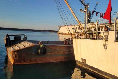 Karadeniz’de saldırıya uğrayan balıkçıları kurtaran tekne İnebolu Limanı’na çekildi