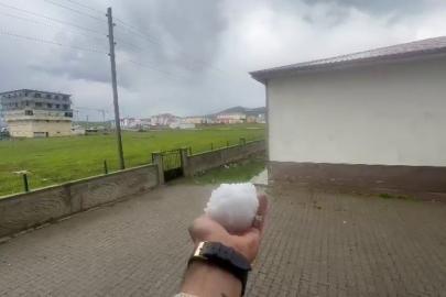 Karayazı’da ceviz büyüklüğündeki dolu şaşırttı