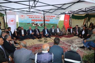 Kars’ta bin 200 dekarlık meraya 12 ton gübre, 41 üreticiye 6 bin 150 kilogram korunga tohumu desteği