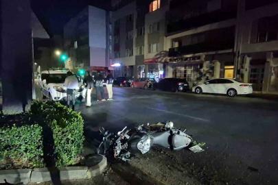 Kasisten çapraz geçmek isteyen otomobile motosiklet çarptı: 2 yaralı