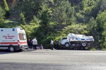 Kastamonu’da kamyon şarampole devrildi: 2 yaralı