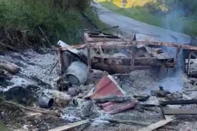 Kastamonu’da park halindeki karavan ile iş makinesi yandı