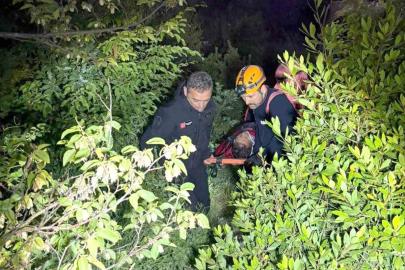 Kayalıklardan düşen amatör balıkçıyı AFAD ve itfaiye ekipleri kurtardı