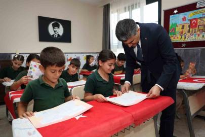 Kaymakam Şener, öğrencilerin karne mutluluğuna ortak oldu