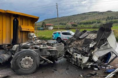 Kayseri’de hafriyat kamyonu ile lokomotif çarpıştı: 2 yaralı