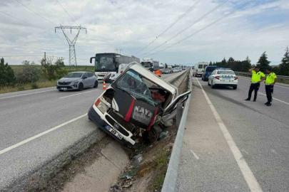 Kazada araçta sıkışan sürücünün imdadına vinç operatörü yetişti