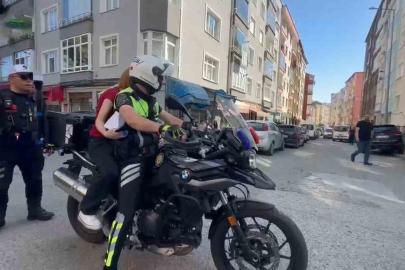 Kimliğini evde unutan öğrenciyi polis sınava yetiştirdi