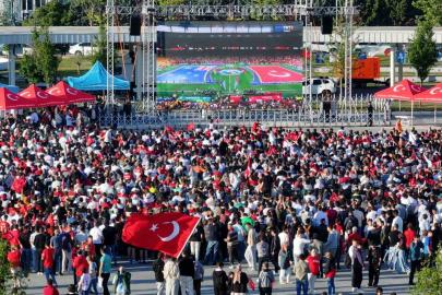 Kocaeli’de binlerce kişi milli maçı dev ekranda izledi