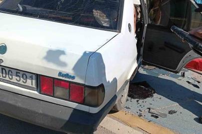 Kocaeli’de kaldırıma çarpan otomobilin sürücüsü yaralandı