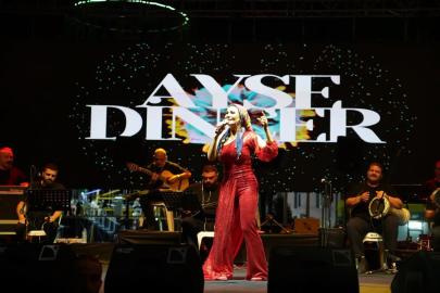 Koçarlı’da çam fıstığı festivali Ayşe Dinçer konseriyle taçlandı