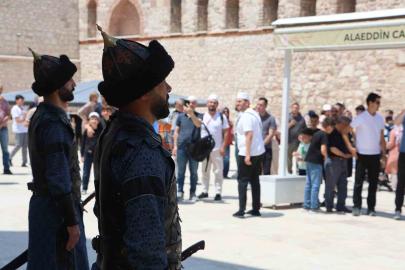 Konya’da Selçuklu Sultanlar Türbesi’nde saygı nöbeti değişimi
