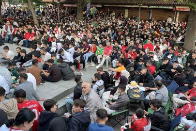 Konyalı vatandaşlar milli maç heyecanını dev ekranda yaşadı