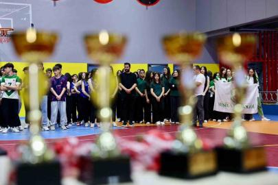 Körfez’de liseler arası voleybol turnuvasının şampiyonları kupalarını aldı