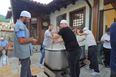 Kosova’da Osmanlı mirası tekkede aşure kazanları kaynatıldı