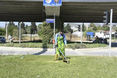 Kuşadası’nda yeşil alanlar bakıma alındı
