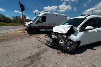 Kütahya’da ambulans hafif ticari araçla çarpıştı: 7 yaralı