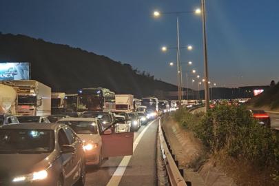 Kuzey Marmara Otoyolu’nda kamyonun çarptığı tabela devrildi: Trafik yoğunluğu oluştu